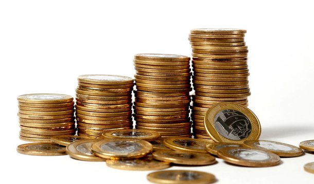 O Maranhão é um dos estados brasileiros que concentra menores índices de Produto Interno Bruto (PIB) per capita, com R$ 8 760,34, perdendo apenas o Piauí (R$ 8 137,51); de acordo com dados do IBGE, 556 dos 5.565 municípios brasileiros têm PIB per capita inferior a R$ 4.639.63, enquanto a média nacional é de R$ 22.645,86; desses 556 municípios, 22% estão no Maranhão  