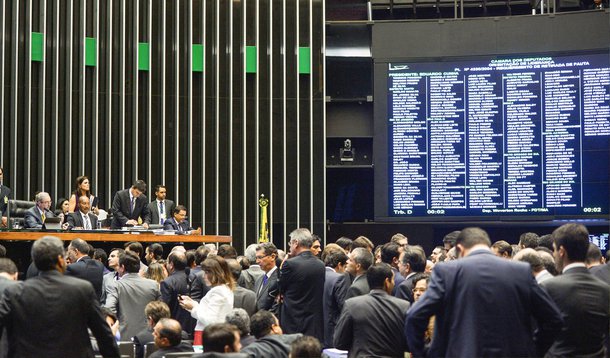 Acordo entre líderes partidários adiou para a próxima quarta (22) a votação dos destaques ao projeto que amplia as terceirizações para qualquer área das empresas (PL 4330/04); é o segundo adiamento, diante de apelos de líderes preocupados com o desconhecimento do teor dos destaques e o surgimento de novas emendas no decorrer da votação; acordo teve aval do PT, do bloco PMDB e de PSDB, PRB, PR, SD, DEM, PDT, PPS e PV; o líder do governo, deputado José Guimarães (PT-CE), comemorou o acordo; "Prevaleceu o bom senso, um projeto desta magnitude, há que ter uma maioria para votação", disse