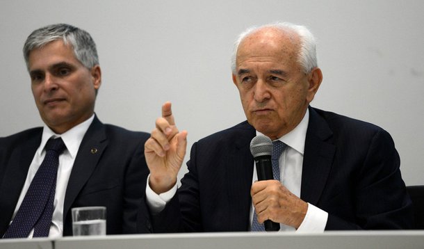 Ministério do Trabalho espera tirar cerca de 400 mil trabalhadores da informalidade no Brasil em 2015, o que representaria um aumento da arrecadação de mais de 2,5 bilhões de reais; entre as ações para reduzir a informalidade, ministro Manoel Dias pretende atualizar a multa a empregadores de 402,53 reais por trabalhador informal; novo valor ainda está em estudo e deverá entrar em vigor por projeto de lei; ministério estima que existam no país 14 milhões de empregos informais, o que implica em perda de arrecadação anual de aproximadamente R$ 90 bilhões