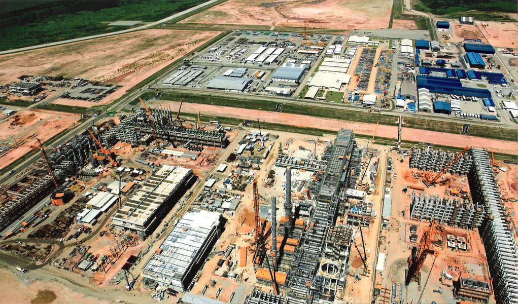 A Superintendência Regional do Ministério do Trabalho no Rio iniciou mutirão de atendimento para a concessão do seguro-desemprego aos 2.273 trabalhadores demitidos da Alumini Engenharia, empresa terceirizada que prestava serviços à Petrobras nas obras de construção do Polo Petroquímico do Rio de Janeiro (Comperj); o mutirão teve início na agência da Superintendência do Ministério do Trabalho, no centro da cidade, e se estenderá gradativamente a partir do dia 1º as outras cinco unidades espalhadas pela região metropolitana do estado