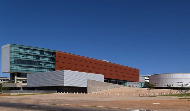 A Câmara Legislativa aprovou o Programa de Incentivo à Regularização Fiscal (Refis); Ele concede descontos sobre juros e multas aos contribuintes em débito com o governo do Distrito Federal; estima-se que o Executivo arrecade, ainda este ano, cerca de R$ 109 milhões; a expectativa para os próximos anos é de incremento ainda maior na receita, já que muitos devedores devem optar por dividir os passivos