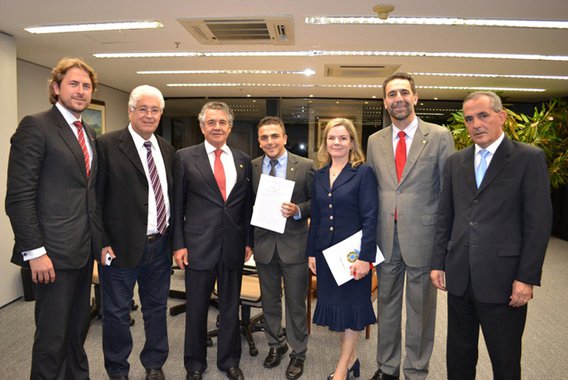 Os senadores Gleisi Hoffmann (PT) e Roberto Requião (PMDB), junto com os deputados federais Enio Verri (PT), Zeca Dirceu (PT) e Aliel Machado (PCdoB), e o deputado estadual Nereu Moura (PMDB), se reuniram com o ministro do Supremo Tribunal Federal, Marco Aurélio Mello, para pedir apoio a Ação Direta de Inconstitucionalidade (Adin) contra o reajuste de 40% na alíquota do IPVA no Paraná; segundo os parlamentares, o governo Beto Richa (PSDB) alterou o fato gerador do imposto de 1º de janeiro para 1º de abril; o Paraná, dizem eles, é o único Estado do Brasil onde o fato gerador do IPVA não é 1º de janeiro