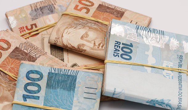 O setor público consolidado – governos federal, estaduais e municipais e empresas estatais – apresentou superávit primário de R$ 3,729 bilhões em outubro, o primeiro após cinco déficits primários consecutivos; apesar disso, o resultado é o mais fraco para o mês de outubro desde 2002