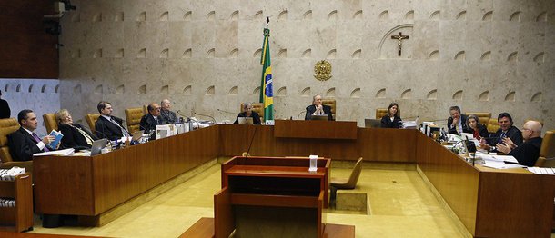 Por unanimidade, o plenário do Supremo Tribunal Federal (STF) julgou, hoje (13), constitucional a Desvinculação das Receitas da União (DRU), mecanismo pelo qual o governo pode desvincular 20% das receitas de contribuições sociais para outros fins; o mecanismo foi adotado em 1994, na implementação do Plano Real, e tem sido prorrogado desde então
