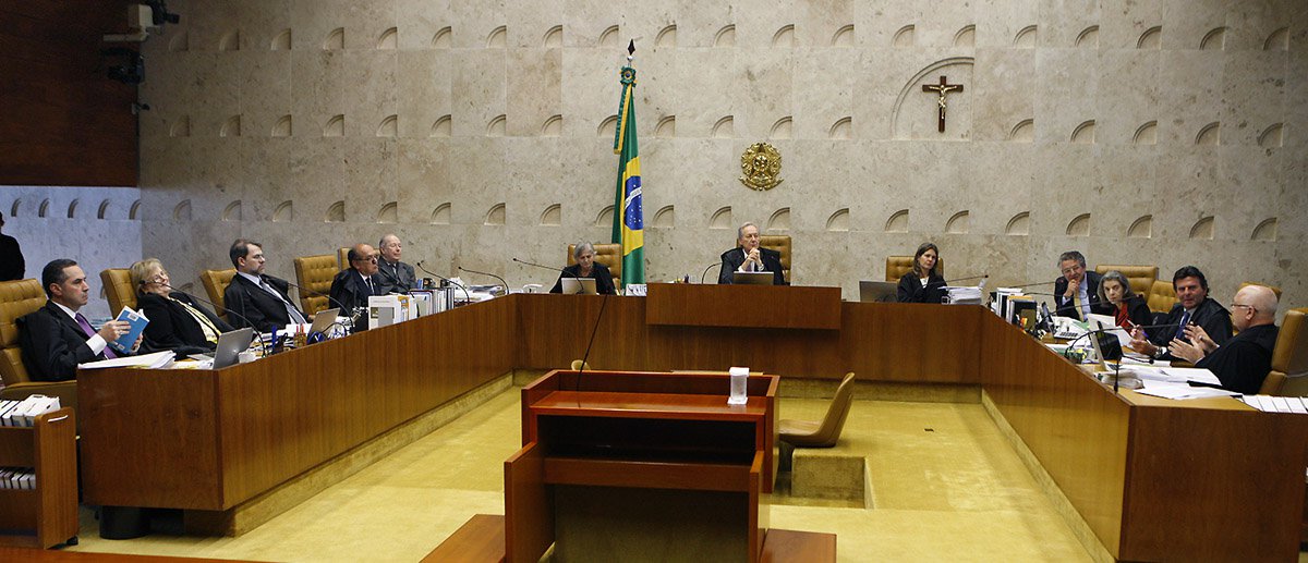 Por unanimidade, o plenário do Supremo Tribunal Federal (STF) julgou, hoje (13), constitucional a Desvinculação das Receitas da União (DRU), mecanismo pelo qual o governo pode desvincular 20% das receitas de contribuições sociais para outros fins; o mecanismo foi adotado em 1994, na implementação do Plano Real, e tem sido prorrogado desde então
