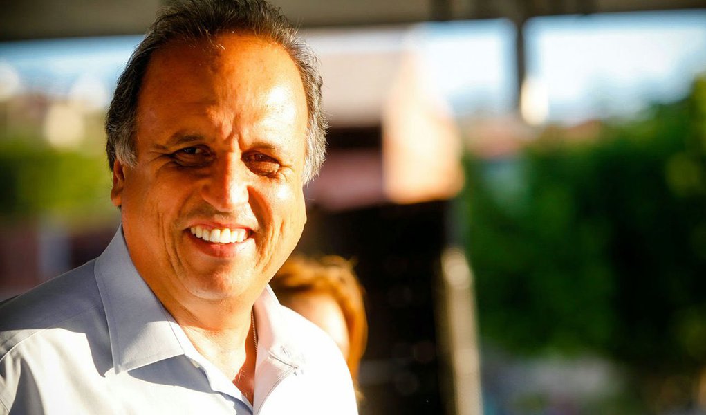 Plenário do Tribunal Regional Eleitoral rejeitou, na noite desta segunda-feira (1º), o pedido de cassação do registro do governador reeleito Luiz Fernando Pezão (PMDB); os ministros entenderam que Pezão não fez uso eleitoreiro do "Gabinete Itinerante", programa que levou secretarias do governo a cidades do interior do estado no primeiro semestre deste ano, como alegou a coligação do PT; cabe recurso ao TSE