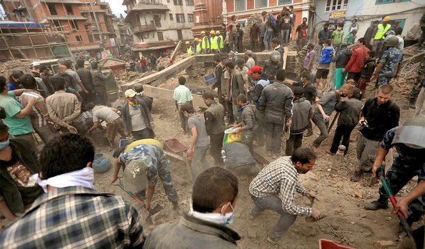 Nepal foi vítima neste domingo de um novo terremoto, de magnitude 6,7; tremor atingiu uma zona situada no noroeste da capital do Nepal, Katmandu, não muito longe da fronteira com a China. O abalo foi sentido até na região do Monte Everest, nos Himalaias, onde provocou novas avalanches; de acordo com as autoridades, terremoto desse sábado provocou a morte de 2.152 pessoas no Nepal, 57 na Índia, 17 na China e uma em Bangladesh, além dos milhares de feridos