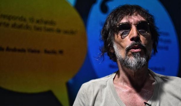 Em evento que reuniu artistas em apoio ao candidato Aécio Neves (PSDB) em São Paulo, Lobão discursou: "Neste momento nós estamos vivendo uma ditadura, sem nenhum tipo de hipérbole. Estamos sendo muito cerceados na nossa liberdade"; músico garantiu que deixará o País caso Dilma seja reeleita; atriz Lucia Veríssimo resgatou o discurso do medo feito por Regina Duarte contra Lula em 2002; "Hoje eu estou sendo perseguida. Não gostaria mais de ter esse medo que eu estou tendo", disse