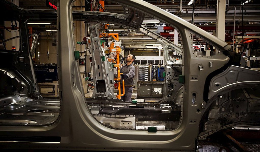 Economia brasileira cresce 0,1% no terceiro trimestre de 2014, na comparação com os três meses anteriores, tirando o País da recessão técnica, segundo dados do IBGE divulgados nesta sexta-feira 28; em relação ao terceiro trimestre de 2013, o PIB brasileiro registrou queda de 0,2%; no segundo trimestre, a economia brasileira havia caído 0,6%; em valores, o PIB do terceiro trimestre somou R$ 1,29 trilhão; o Produto Interno Bruto acumula alta de 0,2% no ano e de 0,7% no período de 12 meses