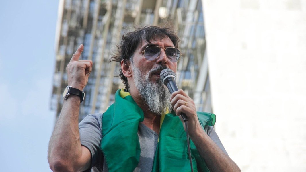 "Se Lobão imaginou mesmo que Aécio gastaria uma tarde ensolarada de sábado para ir a um protesto, é mesmo um otário", diz o jornalista Paulo Nogueira, do Diário do Centro do Mundo, em sua crônica sobre o protesto de ontem em São Paulo; "Aécio faz tudo por uma manifestação num sábado contra a Dilma, exceto ir. Mas por momentos pareceu que ele romperia sua tradicional vida boa e mansa. Num vídeo postado na véspera do protesto, ele convocou as pessoas a ir para a rua. Era presumível que ele mesmo fosse, mas Aécio se mostrou incapaz de mobilizar a si próprio. Ficou claro o tamanho de sua liderança", crava Nogueira