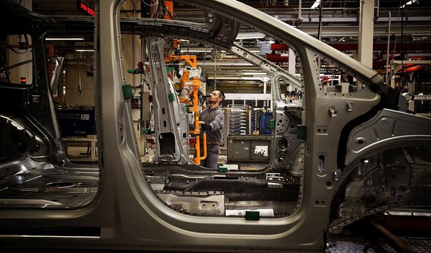 Economia brasileira cresce 0,1% no terceiro trimestre de 2014, na comparação com os três meses anteriores, tirando o País da recessão técnica, segundo dados do IBGE divulgados nesta sexta-feira 28; em relação ao terceiro trimestre de 2013, o PIB brasileiro registrou queda de 0,2%; no segundo trimestre, a economia brasileira havia caído 0,6%; em valores, o PIB do terceiro trimestre somou R$ 1,29 trilhão; o Produto Interno Bruto acumula alta de 0,2% no ano e de 0,7% no período de 12 meses