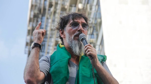 "Se Lobão imaginou mesmo que Aécio gastaria uma tarde ensolarada de sábado para ir a um protesto, é mesmo um otário", diz o jornalista Paulo Nogueira, do Diário do Centro do Mundo, em sua crônica sobre o protesto de ontem em São Paulo; "Aécio faz tudo por uma manifestação num sábado contra a Dilma, exceto ir. Mas por momentos pareceu que ele romperia sua tradicional vida boa e mansa. Num vídeo postado na véspera do protesto, ele convocou as pessoas a ir para a rua. Era presumível que ele mesmo fosse, mas Aécio se mostrou incapaz de mobilizar a si próprio. Ficou claro o tamanho de sua liderança", crava Nogueira