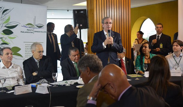 "O problema da crise hídrica está se agravando e, neste momento, afeta grande parte da população da Região Sudeste. Há causas de natureza ambiental e outras que têm de ser debatidas. O tema é prioridade do país", disse o deputado Eduardo Cunha (PMDB-RJ), que participou de café da manhã na reabertura dos trabalhos da Frente Parlamentar Ambientalista