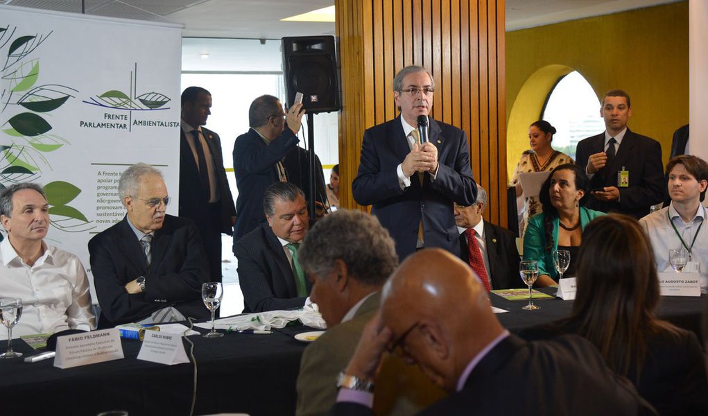 "O problema da crise hídrica está se agravando e, neste momento, afeta grande parte da população da Região Sudeste. Há causas de natureza ambiental e outras que têm de ser debatidas. O tema é prioridade do país", disse o deputado Eduardo Cunha (PMDB-RJ), que participou de café da manhã na reabertura dos trabalhos da Frente Parlamentar Ambientalista