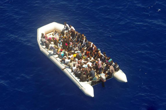 A guarda costeira italiana anunciou ter coordenado o resgate de 3.690 imigrantes no Mediterrâneo; apesar de não constituir um número recorde, este registro é um dos mais elevados nos últimos anos; imigrantes resgatados foram encaminhados para o Porto de Crotone, na Calábria (Sul de Itália), onde foram socorridos e dois supostos contrabandistas, entregues às autoridades; a guarda costeira italiana tem outras operações em curso