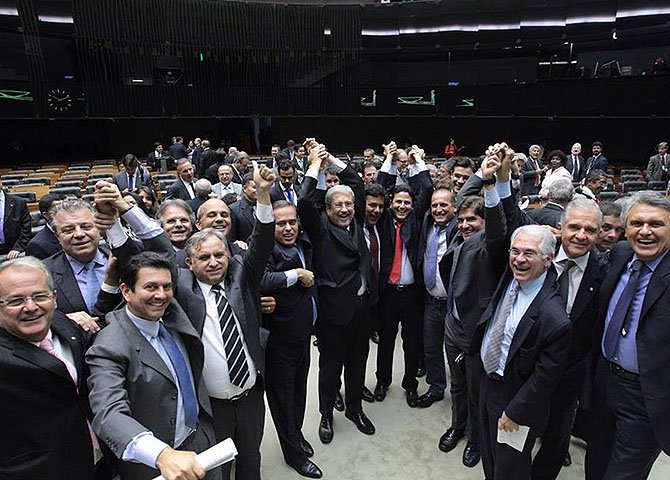 Reconhecer erros não é coisa para a direita. Negar a história e sonegar provas dos fatos, sim, é típico da direita