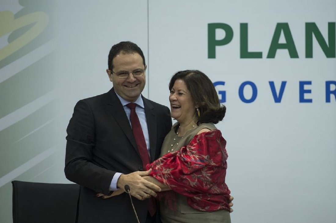 Novo ministro do Planejamento, Orçamento e Gestão, Nelson Barbosa, recebeu nesta manhã o cargo de sua antecessora, Miriam Belchior e reforçou o discurso do governo de necessidade de ajuste fiscal para retomada do crescimento; segundo ele, a política fiscal expansionista como forma de aparar os efeitos da crise cumpriu um papel importante, mas “atingiu seu limite”; "Iniciamos uma nova fase na qual é necessário recuperar o crescimento da economia, com elevação gradual do resultado primário e redução da inflação", disse Barbosa