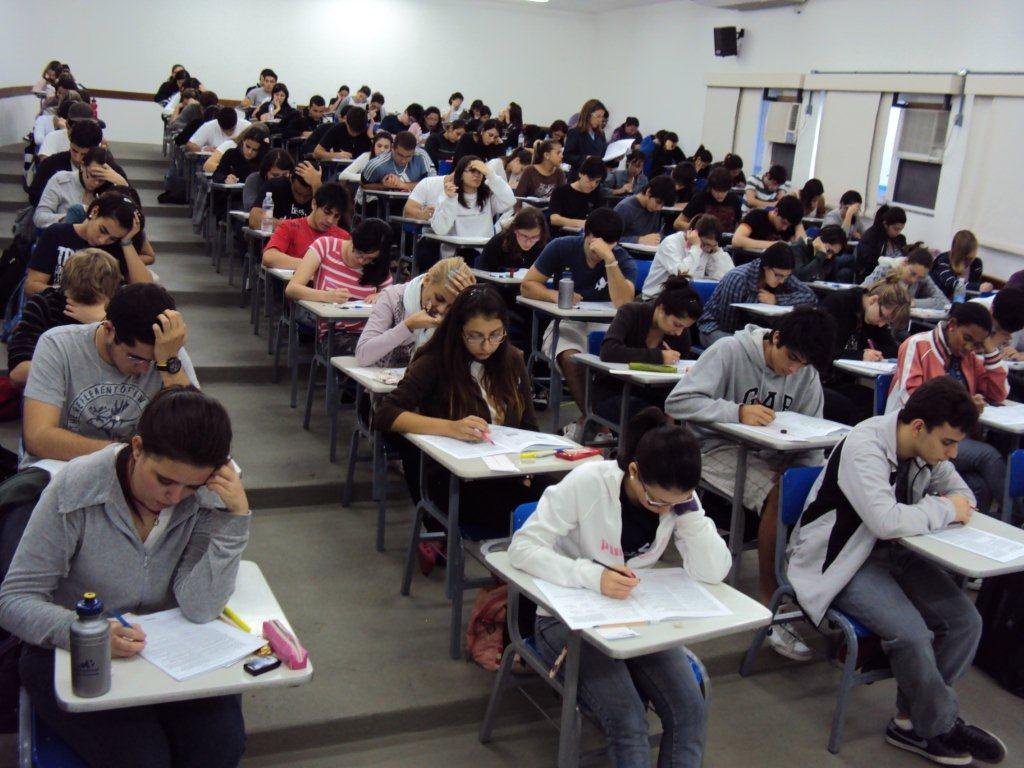 De 2010 até 2014, o custo do programa cresceu 13 vezes - saltou de R$ 1,1 bilhão para R$ 13,4 bilhões, em valores corrigidos; por outro lado, a média anual de aumento de alunos nas instituições particulares passou de 5%, entre 2003 e 2009, para 3% de 2010 até 2013; explicação está no incentivo de faculdades a alunos já matriculados a entrar no Fies para não pagar as mensalidades, como forma de evitar atrasos ou a inadimplência