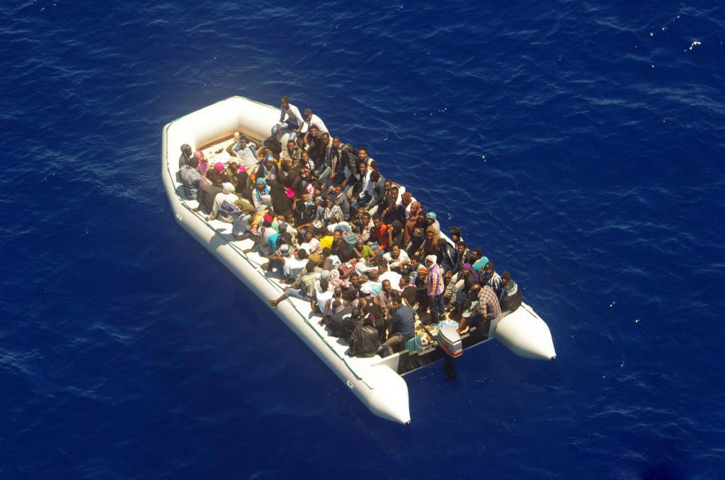 A guarda costeira italiana anunciou ter coordenado o resgate de 3.690 imigrantes no Mediterrâneo; apesar de não constituir um número recorde, este registro é um dos mais elevados nos últimos anos; imigrantes resgatados foram encaminhados para o Porto de Crotone, na Calábria (Sul de Itália), onde foram socorridos e dois supostos contrabandistas, entregues às autoridades; a guarda costeira italiana tem outras operações em curso