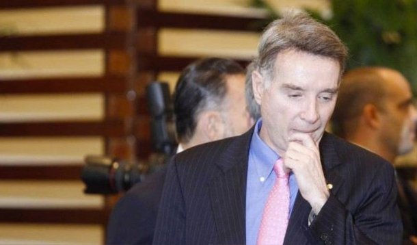 Empresário Eike Batista tornou-se réu na Justiça Federal do Rio sob a acusação de ter cometido crimes contra o mercado de capitais na venda de ações da ex-OGX, em dois períodos durante o ano de 2013; esta é a primeira de três denúncias apresentados por procuradores da República, no Rio e em São Paulo, que se tornou processo criminal, levando o empresário à condição de réu, o que deverá culminar em julgamento;  primeira audiência na Justiça Federal no processo criminal foi marcada para 18 de novembro