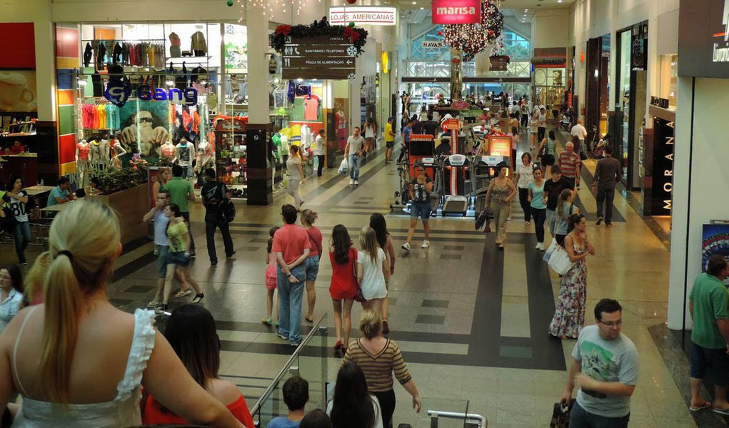 Na véspera do Natal, os shoppings de Brasília ainda registram movimento. Em alguns deles, o horário de funcionamento chegou a ser alterado para atender à demanda de fim de ano; em dois shoppings da área central da cidade as lojas abriram mais cedo e fecharam somente às 23h