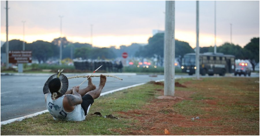 Toda vez que vejo índios em Brasília, empunhando arco e flecha, vejo que há muitos irresponsáveis por trás deste acinte. E vejo ali uma tragédia anunciada