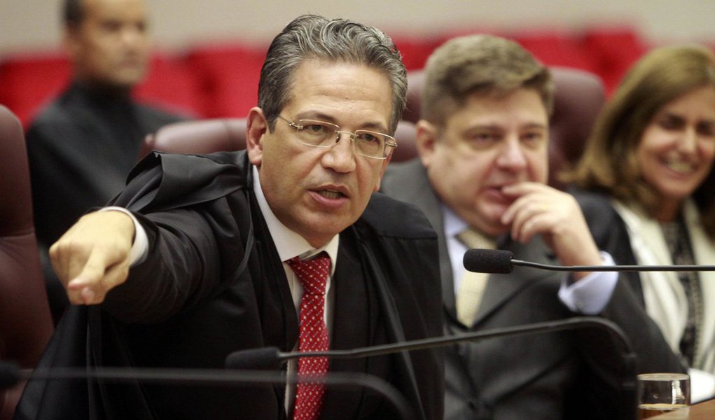 O STF espera que na próxima semana se tenha uma definição sobre o substituto do ex-ministro Joaquim Barbosa; alguns nomes foram ventilados, como o ministro da Justiça, José Eduardo Cardozo, e o advogado-geral da União, Luís Inácio Adams; mas o ex-deputado Sigmaringa Seixas (PT-DF), amigo íntimo do ex-presidente Lula, tem sido consultado pela presidente Dilma sobre as indicações para os tribunais superiores; petista fez lobby para a entrada de Luís Roberto Barroso no Supremo, há dois anos; agora, ele estaria apoiando o ministro do STJ Mauro Campbell (foto), cujo nome tem ganhado força nos últimos dias