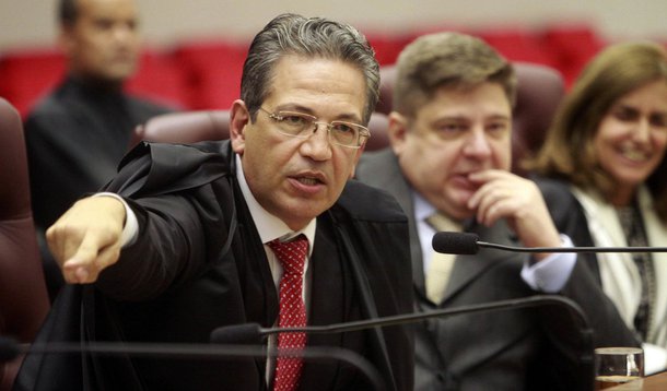 O STF espera que na próxima semana se tenha uma definição sobre o substituto do ex-ministro Joaquim Barbosa; alguns nomes foram ventilados, como o ministro da Justiça, José Eduardo Cardozo, e o advogado-geral da União, Luís Inácio Adams; mas o ex-deputado Sigmaringa Seixas (PT-DF), amigo íntimo do ex-presidente Lula, tem sido consultado pela presidente Dilma sobre as indicações para os tribunais superiores; petista fez lobby para a entrada de Luís Roberto Barroso no Supremo, há dois anos; agora, ele estaria apoiando o ministro do STJ Mauro Campbell (foto), cujo nome tem ganhado força nos últimos dias