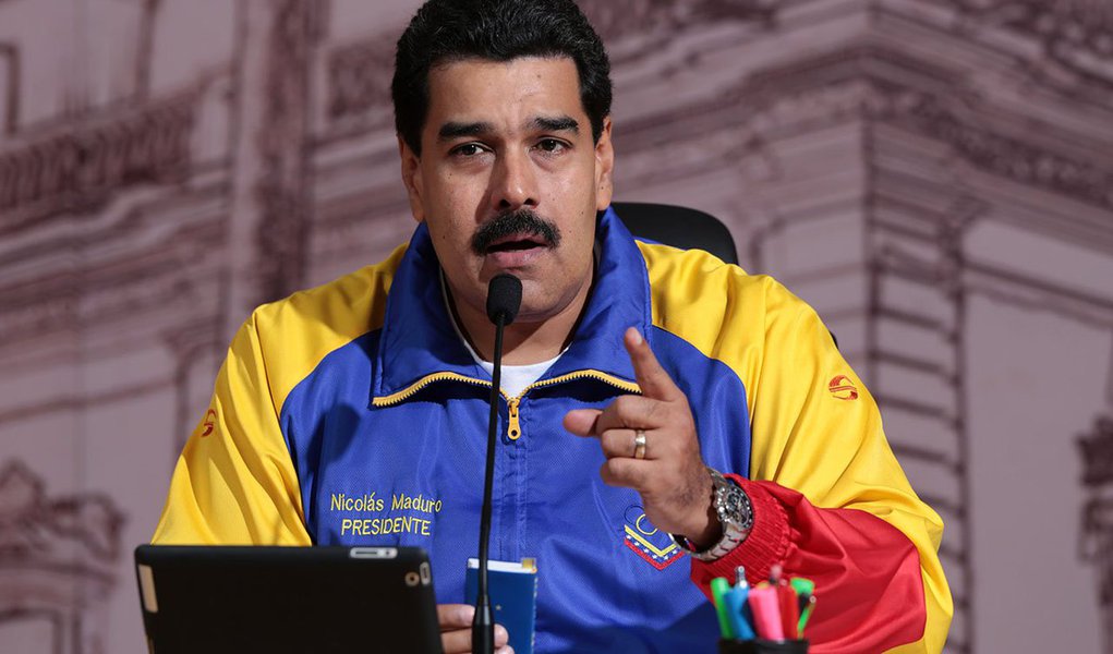 O presidente da Venezuela, Nicolás Maduro, anunciou que está preparando um encontro internacional, com a presença de representantes da Organização dos Países Exportadores de Petróleo (Opep), para discutir a queda dos preços do petróleo; para a Venezuela, o preço justo é US$ 100 o barril. O petróleo venezuelano estava cotado ontem a US$ 70,80 o barril
