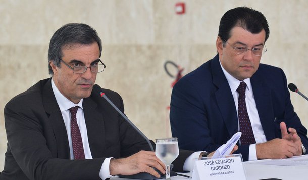 "Venho deixar claro que o governo está inteiramente aberto ao diálogo e assume como postura central o diálogo com todas as forças sociais, e pouco importa se são forças sociais que apoiam ou são contra o governo. Pouco importa se são lideranças políticas que apoiam o governo ou se são oposicionistas. O governo está aberto ao diálogo com todos", disse o ministro da Justiça, Eduardo Cardozo, após reunião da coordenação do governo da presidente Dilma para avaliar as manifestações de ontem