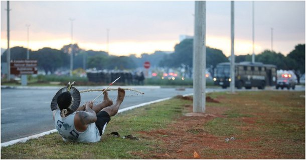 Toda vez que vejo índios em Brasília, empunhando arco e flecha, vejo que há muitos irresponsáveis por trás deste acinte. E vejo ali uma tragédia anunciada