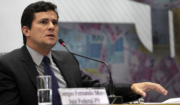 Meticuloso, formal e reservado, o juiz federal Sérgio Moro tem atuado com sucesso em notórios casos de lavagem de dinheiro por 11 anos, e escreveu um livro sobre o assunto após estudar nos Estados Unidos; a investigação vai se aprofundar ainda mais nos próximos meses, disseram à Reuters promotores que trabalham no caso, e pode ainda envolver alguns bancos nacionais, outras companhias e políticos