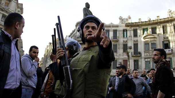 Sobe para 16 o número de mortos em manifestação no Egito, segundo o diário estatal Al-Ahram; neste domingo, dia em que se comemora o quarto aniversário do início da Primavera Árabe de 2011, partidários do antigo presidente islamita Mohamed Mursi fizeram manifestação para protestar contra Abdel Fattah al-Sissi, ex-chefe do Exército e atual chefe de Estado; para deter o grupo, policiais lançaram bombas de gás lacrimogêneo e dispararam contra a multidão composta de centenas de pessoas que gritavam slogans hostis contra islamitas e novas autoridades