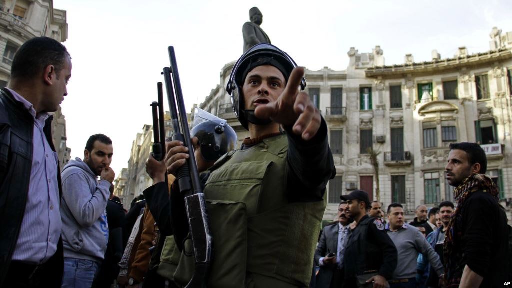 Sobe para 16 o número de mortos em manifestação no Egito, segundo o diário estatal Al-Ahram; neste domingo, dia em que se comemora o quarto aniversário do início da Primavera Árabe de 2011, partidários do antigo presidente islamita Mohamed Mursi fizeram manifestação para protestar contra Abdel Fattah al-Sissi, ex-chefe do Exército e atual chefe de Estado; para deter o grupo, policiais lançaram bombas de gás lacrimogêneo e dispararam contra a multidão composta de centenas de pessoas que gritavam slogans hostis contra islamitas e novas autoridades