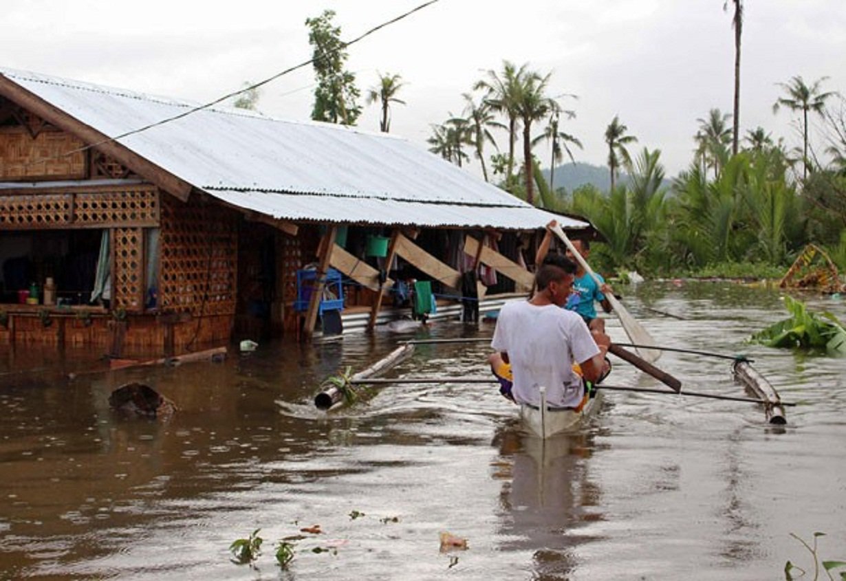 Autoridades filipinas elevaram, nesta quarta-feira, para 53 o número de mortos devido às inundações e deslizamentos de terras provocados pela tempestade tropical Jangmi; na cidade de Catbalogan, na província de Samar, 19 pessoas morreram depois de um deslizamento ter deixado casas e carros soterrados, tempestade tropical afetou 121.737 pessoas, das quais 80.186 estão atualmente em centros de abrigo