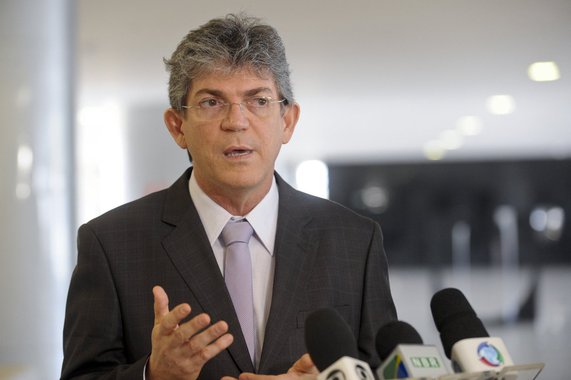 Em seu discurso de posse do seu segundo mandato, o governador reeleito da Paraíba, Ricardo Coutinho, destacou os feitos de sua primeira gestão no governo estadual; ele iniciou falando sobre o programa que abriu aos paraibanos a possibilidade de participar da definição dos gastos do Orçamento; "[Tivemos] a participação de mais de 140 mil pessoas, em dezenas de audiências regionais, surgiriam investimentos da ordem de R$ 5 bilhões, aplicadas nas cerca de 700 obras e ações demandadas"