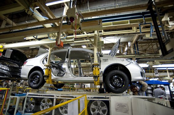 A indústria de veículos do Brasil terminou dezembro com vendas maiores nas comparações anual e mensal, segundo dados preliminares informados nesta sexta-feira por fontes do setor; os emplacamentos de carros e comerciais leves no mês passado somaram cerca de 354 mil unidades, ante aproximadamente 336 mil em dezembro de 2013