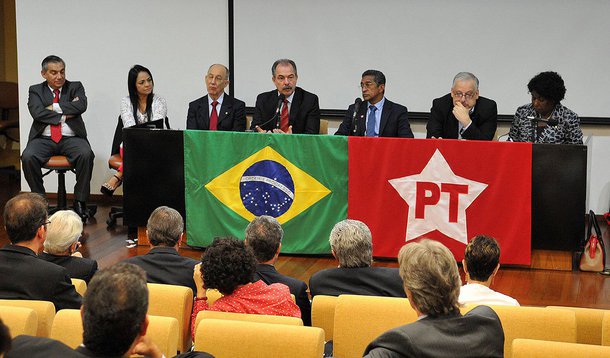 Segundo o ministro-chefe da Casa Civil, Aloizio Mercadante, em conversa com a base petista na Câmara, “a política econômica do segundo governo não pode ser a que foi derrotada. A nossa prioridade é emprego e renda. A nossa agenda não é a do mercado”; ele orientou deputados a pressionar a oposição a se posicionar a favor do corte de investimento ou de desonerações para manter a meta de superávit