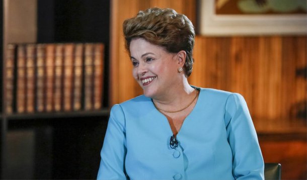 Em sua terceira entrevista para TVs brasileiras, a presidente Dilma Rousseff, reeleita no último domingo (26), afirmou, nesta terça (28), na Band, que o "Brasil está passando por uma situação difícil", mas frisou que o país tem condições de sair dela "se todos nós dermos as mãos"; "Quando a gente fala em confiança, o que está na pauta é como cada setor enxerga os passos a serem dados para que o Brasil retome o crescimento. Temos que avaliar os efeitos de como a crise agirá sobre nós e como vamos nos defender dela. Hoje, os investidores internacionais mantêm um grau de investimento no Brasil muito expressivo", disse