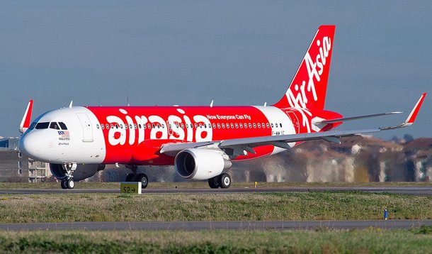 As autoridades indonésias indicaram que o objeto avistado pelo aparelho Orion P se encontra a cerca de 1.127 quilômetros da última posição do airbus. Até que um barco alcance o objeto e o identifique não será possível saber se são destroços do avião da AirAsia ou se é lixo