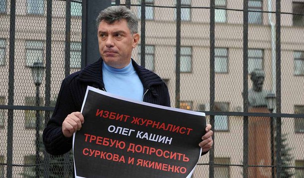 Três suspeitos do assassinato do líder opositor russo Boris Nemtsov provavelmente foram torturados enquanto estavam detidos, disse nesta quarta-feira um membro do conselho de direitos humanos do Kremlin; após visitar três dos cinco suspeitos de etnia chechena na prisão Lefortovo, em Moscou, o ativista de direitos humanos Andrey Babushkin disse que os homens detidos por causa do assassinato de 27 de fevereiro sofriam de múltiplos ferimentos