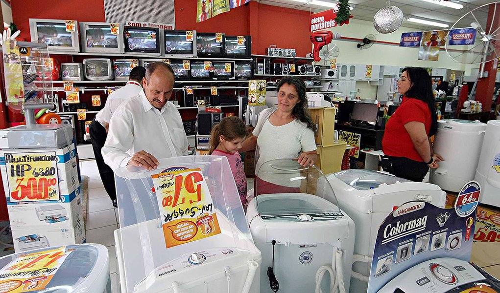 Crescimento é registrado na comparação com julho; vendas no varejo brasileiro recuaram 1,1%, porém, na comparação com um ano antes, informou o IBGE nesta quarta-feira 15