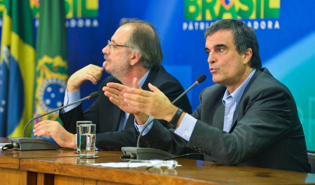 Os ministros José Eduardo Cardozo (Justiça) e Miguel Rossetto (Secretaria Geral da Presidência) disseram que o Brasil está longe de golpismo e prometeram lançar nos próximos dias medidas de combate à corrupção e impunidade; eles convocaram coletiva de imprensa na tarde deste domingo (15) após os protestos contrários aos governo que ocorreram em todo o país; Cardozo disse ainda ser "indiscutível" a necessidade de uma mudança no atual sistema político-eleitoral; "É a porta de entrada principal para a corrupção", frisou; "Esse governo combate a corrupção. O executivo corrige erros, quem julga são as polícias e o poder judiciário", acrescentou Rossetto