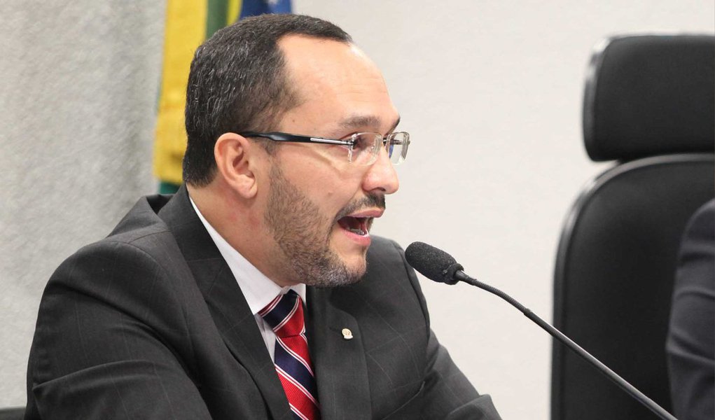 Declaração é do secretário de Cooperação Internacional da Procuradoria-Geral da República, Vladimir Aras; ele afirmou nesta sexta (20) que fez dois pedidos de cooperação ao Departamento de Recuperação de Ativos e Cooperação Jurídica Internacional (DRCI), como determina a lei, antes do início, na Suíça, do rastreamento de dinheiro e documentos relacionados a investigados da Operação Lava-Jato; informação constará da resposta por escrito que o procurador-geral, Rodrigo Janot, dará ao ministro da Justiça, José Eduardo Cardozo, sobre pedido de explicações da Odebrecht