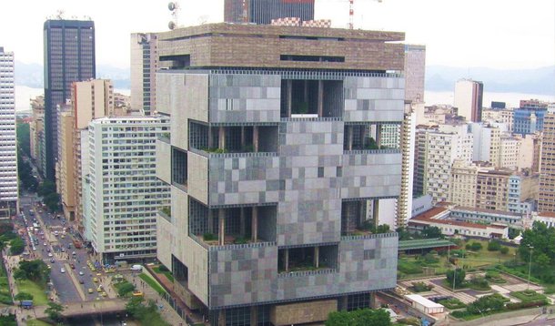 Trabalhadores da Petrobras iniciaram nesta segunda-feira 12 vigília na sede da empresa, no centro do Rio de Janeiro, e prometem repetir o ato diariamente, até que seja paga a participação nos lucros e resultados, referente a 2014; segundo o sindicato, a categoria foi surpreendida pela manifestação da estatal de que não iria pagar na data ajustada (janeiro), por causa do atraso do balanço do terceiro trimestre