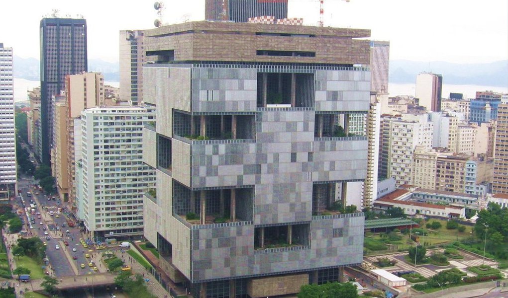 Trabalhadores da Petrobras iniciaram nesta segunda-feira 12 vigília na sede da empresa, no centro do Rio de Janeiro, e prometem repetir o ato diariamente, até que seja paga a participação nos lucros e resultados, referente a 2014; segundo o sindicato, a categoria foi surpreendida pela manifestação da estatal de que não iria pagar na data ajustada (janeiro), por causa do atraso do balanço do terceiro trimestre