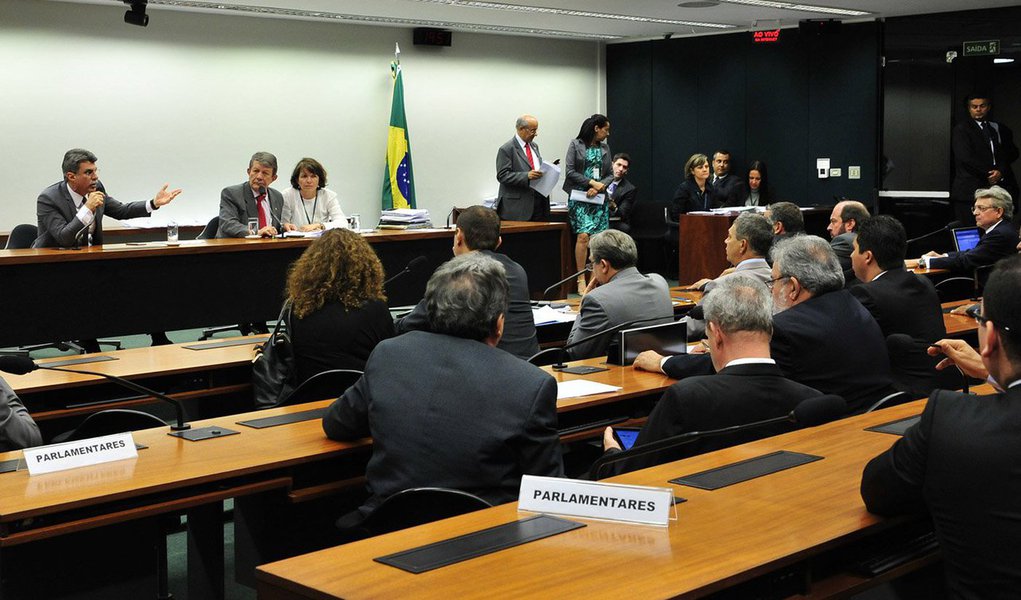 No dia seguinte à derrota na Comissão Mista de Orçamento (CMO) que adiou a decisão sobre o projeto de lei do Executivo que modifica a Lei de Diretrizes Orçamentárias para alterar a meta fiscal, o ministro Ricardo Berzoini (Relações Institucionais) e o deputado Henrique Fontana (PT-RS), líder do governo na Câmara, acordaram com a missão de reforçar a posição da base e tentar convencer integrantes do colegiado a voltar para Brasília na próxima segunda-feira (24) para que a sessão seja retomada; a proposta é tentar aprovar o projeto ainda na segunda, para que o texto siga para o plenário do Congresso no dia seguinte