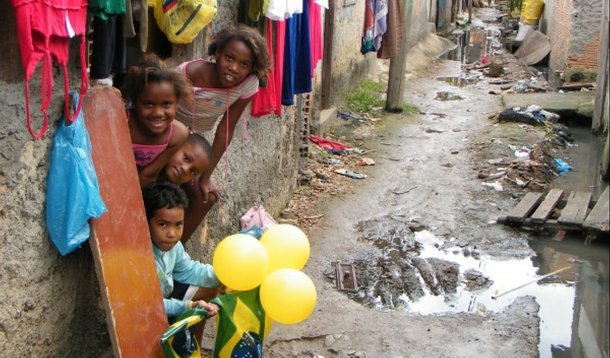 Parcela de indivíduos em situação de miséria no Brasil subiu pela primeira vez em dez anos; em 2013, a população abaixo da linha de extrema pobreza aumentou 3,68%, a primeira alta desde 2003; para divulgar os dados, o Instituto de Pesquisa Econômica Aplicada (Ipea) não apresentou nenhum estudo, apenas atualizou as estatísticas na plataforma de dados Ipeadata