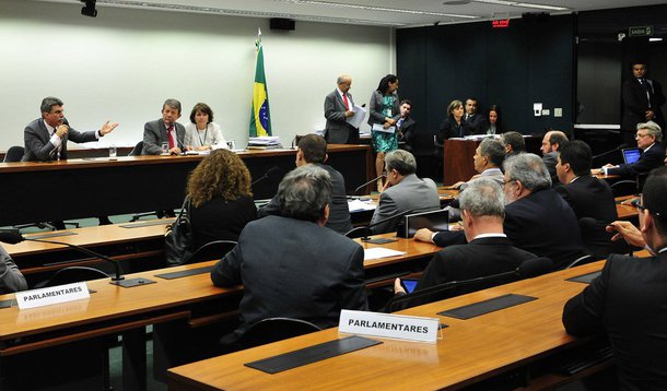 No dia seguinte à derrota na Comissão Mista de Orçamento (CMO) que adiou a decisão sobre o projeto de lei do Executivo que modifica a Lei de Diretrizes Orçamentárias para alterar a meta fiscal, o ministro Ricardo Berzoini (Relações Institucionais) e o deputado Henrique Fontana (PT-RS), líder do governo na Câmara, acordaram com a missão de reforçar a posição da base e tentar convencer integrantes do colegiado a voltar para Brasília na próxima segunda-feira (24) para que a sessão seja retomada; a proposta é tentar aprovar o projeto ainda na segunda, para que o texto siga para o plenário do Congresso no dia seguinte