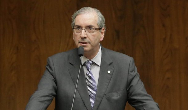 Quase 23 anos após apresentação da proposta de emenda à Constituição (PEC) que reduz a maioridade penal de 18 para 16 anos, a Câmara dos Deputados inicia na quarta-feira (8) a análise do mérito do texto; a comissão especial criada pelo presidente da Casa, Eduardo Cunha (PMDB-RJ), para discutir a PEC será instalada na quarta, quando serão eleitos o presidente e os vice-presidentes e escolhido o relator da matéria; se aprovada pela comissão, a matéria será encaminhada à apreciação do plenário da Casa, em dois turnos de votação